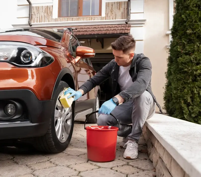 Lavage auto à domicile Savigny-Lévescault : professionnel intervenant sur un véhicule